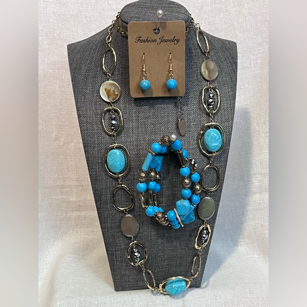 Beautiful Turquoise Beaded Necklace Set.
